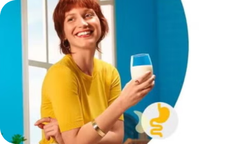 Mulher sorrindo com um copo de leite