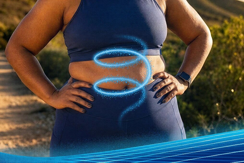 Mulher com as mãos na cintura e um traço de luz em espiral ao redor do abdômen
