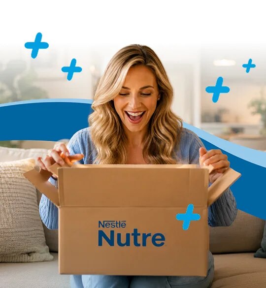 Pessoa abrindo em casa uma caixa de entrega Nestlé Nutre
